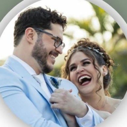 Paula e Abner rindo durante a cerimônia de casamento