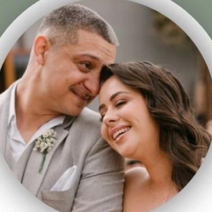 Vanessa e Diego abraçados durante a cerimônia de casamento