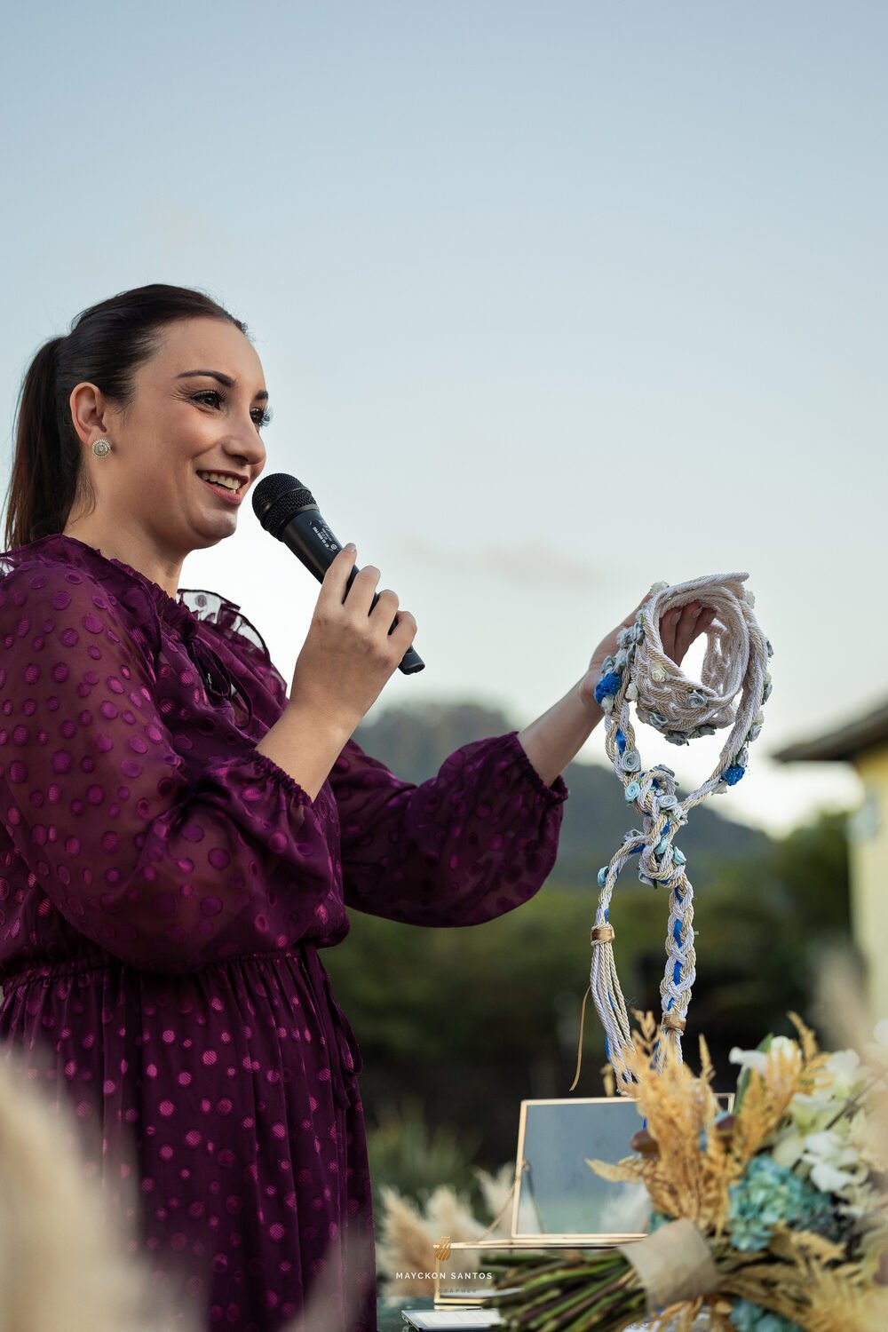 Fernanda Jardim celebrando uma cerimônia ao microfone