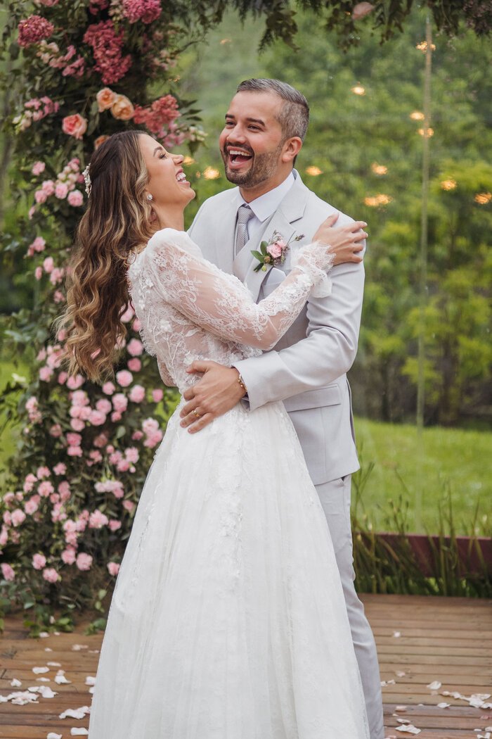 Larissa e Jonathan no dia do casamento celebrado por Fernanda Jardim
